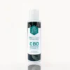 Aceite de masaje con CBD cosmético en envase dosificador. Aceite de masaje con CBD cosmético en envase dosificador.